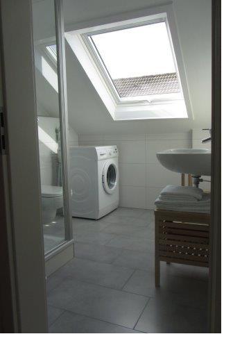 Helles Badezimmer mit Tageslicht und Waschmaschine