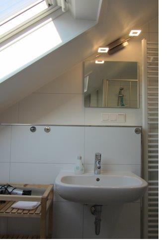 Waschbecken mit Spiegel im Badezimmer