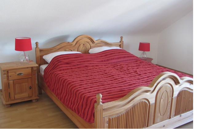 Großzügiges Schlafzimmer mit Doppelbett 180 x 200 cm