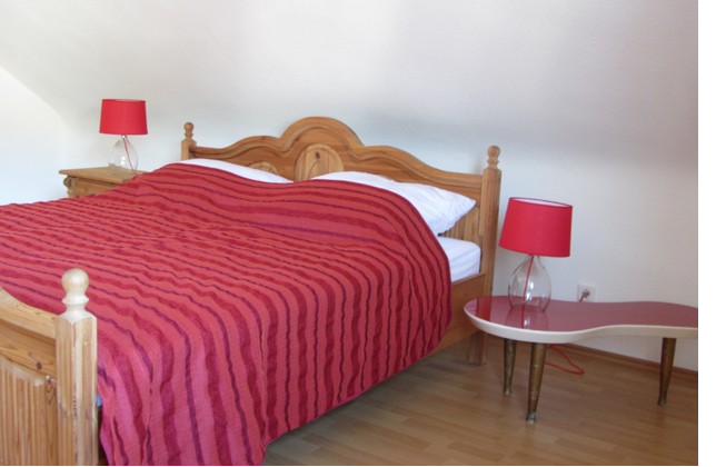 Großzügiges Schlafzimmer mit Doppelbett