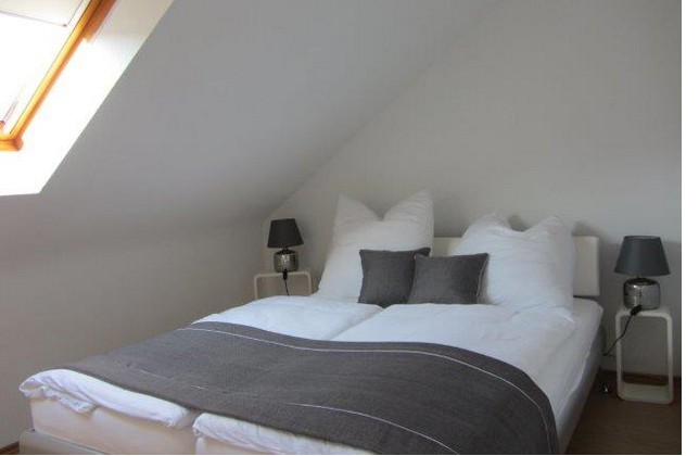 Modernes Schlafzimmer mit Doppelbett